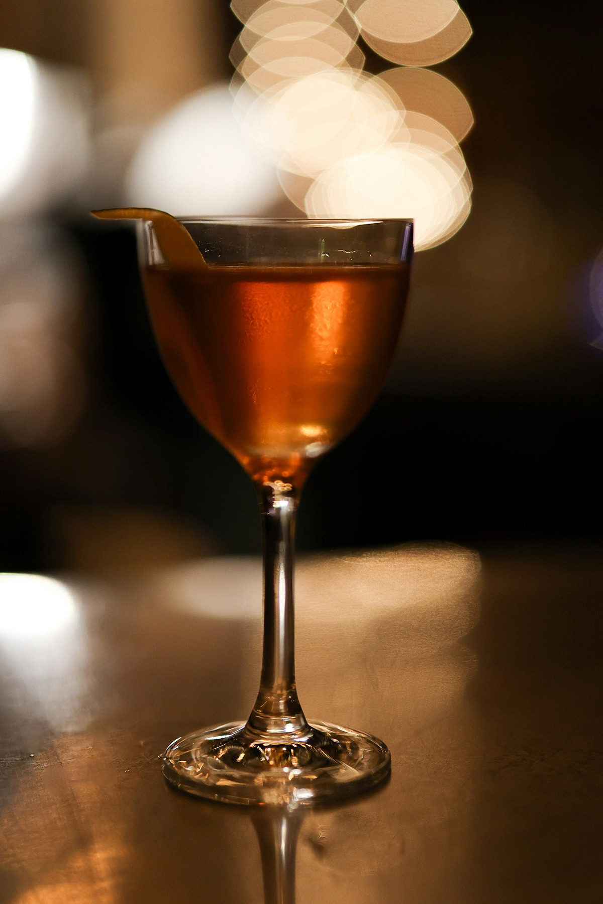 配白兰地樱桃的 Añejo Manhattan