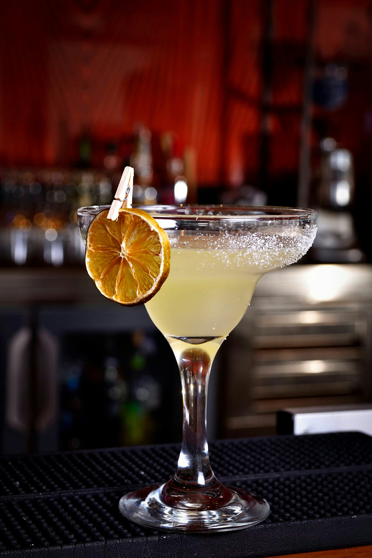 冰镇浅碟杯中的 Margarita Tres Ese